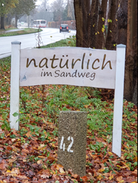 Den Seminarraum zu Intonare Lebendiges Sprechen finden Sie, wenn Sie dem Wegweiser "natürlich im Sandweg" folgen